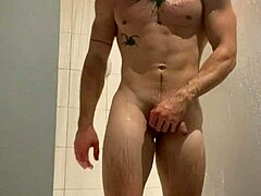 Studente universitario sessualmente eccitato di Dallas si fa una doccia