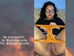 Julianacoxta, uma morena sedenta por esperma, se masturba no sofá ao estilo Gostosa