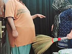 Gammal indisk hembiträde får smutsigt snack från sin ägare under xxx-jävla