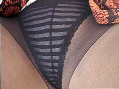 סקס אנאלי עם אישה חובבנית בחולצות תחתוניות ובגביים