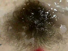 Fetiška dlakava muca postane mokra in divja v kadi