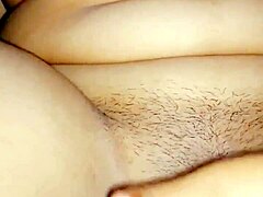 O fată indiană cu sâni mari se masturbează într-un videoclip făcut acasă