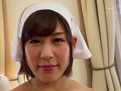 Rina Otomi, en japansk babe, har sex i doggystyle med store bryster