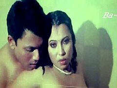 Bangla seksi tyttö saa alas ja likainen höyryävässä videossa