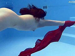 La vagina apretada de Marfa es follada en la escena erótica junto a la piscina