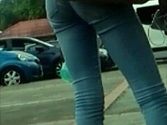 Candid ibenholt teenagere i stramme jeans viser deres kurver