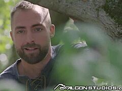 Мускулистый красавчик растягивает ягодицы неизвестным мужчиной в Falcon Studios видео