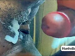O pornostar musculoasă își deschide fundul mare și are orgasm vaginal umed