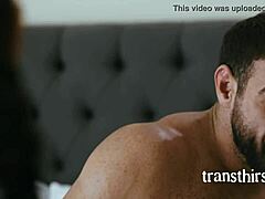 Transgender met grote borsten krijgt haar anus gelikt door stiefvader in HD-video