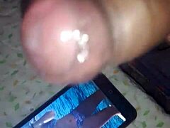 Anna, o fetiță fierbinte, primește un tribut de spermă într-un videoclip HD