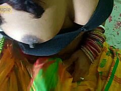 Uitați-vă la o chudayii desi cum călărește o pulă în acest videoclip XXX indian