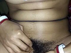 Indiska MILFs vackra bröst och fitta blir knullade