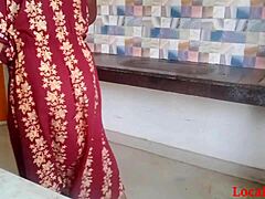 Moglie indiana in vestito rosso viene scopata hardcore in webcam
