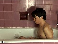 젊은 남자가 뜨거운 목욕에서 자신을 즐깁니다