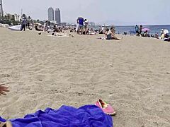 Monika Fox'un büyük göğüsleri halka açık bir plajda tek başına bir seansda sergileniyor