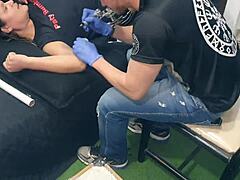 Saksalainen tatuointitaiteilija Xerecards haastattelee ja maksaa tatuoinnin