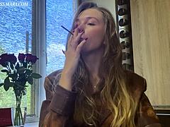 La déesse russe montre ses compétences de fumeur dans cette vidéo stupide