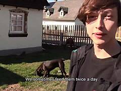 Twink europeo cavalca il cazzo del suo partner in un video POV