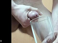 Homo twink geniet van een kopje sperma in solo video