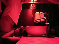 Adolescenta mică se confruntă cu un penis mare într-un videoclip de sex hardcore
