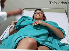 Hentai Daniela får sina bröst sugna av imm-läkaren offentligt