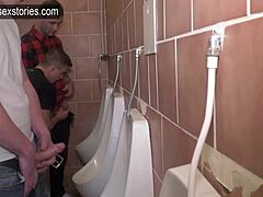 Ménage à trois gay sem camisinha com garganta profunda e chupada de porra em banheiro público