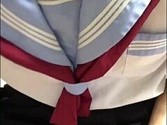 Crossdresser-ul asiatic în uniformă de școală este futut în cur