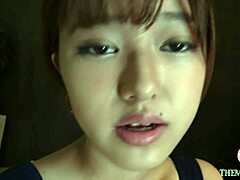 נערת יפנית מקבלת זיון בקאוגירל ומתכופפת לעמדות