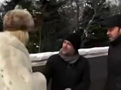 Eine schneeblonde Prostituierte gibt zwei französischen Männern einen Blowjob