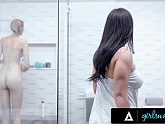 İki kız duş alırken lezbiyen seksin tadını çıkarıyor