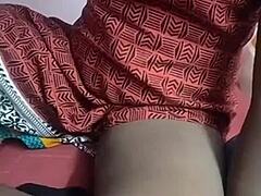 Isteri Tamil panas menunggang dan berkongsi zakar dalam video buatan sendiri