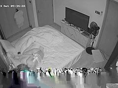 La cámara espía atrapa a la chica en el acto en su habitación