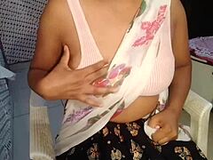 Une amatrice indienne aux seins naturels reçoit du plaisir du cunilingus et de l'orgasme