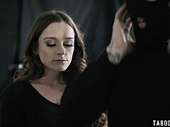 Un videoclip de răscumpărare fals cu fete tinere duce la o înșelătorie a bărbaților bogați care implică sex dur și penetrare anală