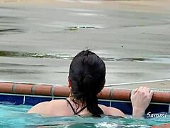 Amatørkone blinker med stor røv i g-strengs bikini ved campingpladsens pool
