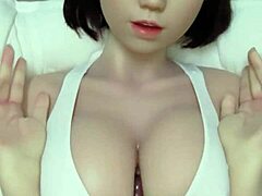Boneka seks berpayudara besar Makoto Kida merasakan kenikmatan dengan payudara besar Toshina Dolls