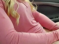 Blond babe tillfredsställer sig själv med buttplugg och dildo i bilen