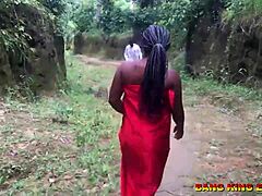 アフリカの美女が森での情熱的な出会いに敬意を表して誘惑される