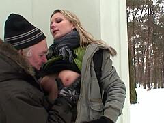 En ung blondine får orgasme på en snedækket grund under et intimt møde med sin stedfar