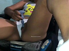Una chica con camisa de Pikachu usa un vibrador para humedecer su vagina