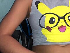 Dziewczyna w koszulce Pikachu używa wibratora, aby nawilżyć swoją waginę