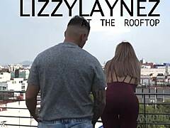 Intensiivinen kohtaaminen katolla Lizzy Laynezin kanssa alusvaatteissa