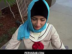 נערה ערבייה בחיג'אב לומדת להנעים את איבר המין של הגבר