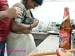Слатка индијска домаћица јаше курац свог мужа у положају каубојке