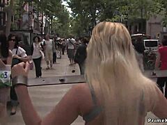 Une exhibitionniste en plein air est punie dans une scène BDSM hardcore