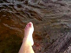 Микас с големи и космати крака се наслаждава на игра с боси крака във водата