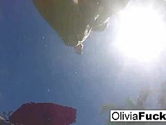 Η Olivias δίπλα στην πισίνα δραπετεύει με τα ηδονικά της στοιχεία
