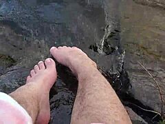 Τα μεγάλα και τριχωτά πόδια του Μίκα απολαμβάνουν το ξυπόλητο παιχνίδι στο νερό