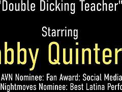 Dois caras da faculdade dão prazer à sua professora latina peituda Gabby Quinteros juntos
