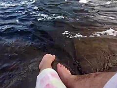 Микас с големи и космати крака се наслаждава на игра с боси крака във водата
